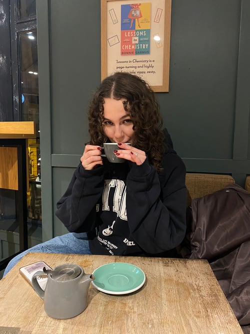 Ein Mädchen trinkt Tee