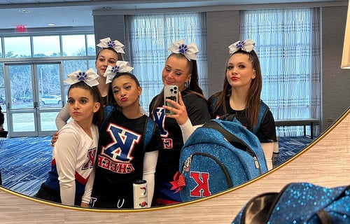 Verkleidete Mädchen mit Schleifen auf dem Kopf