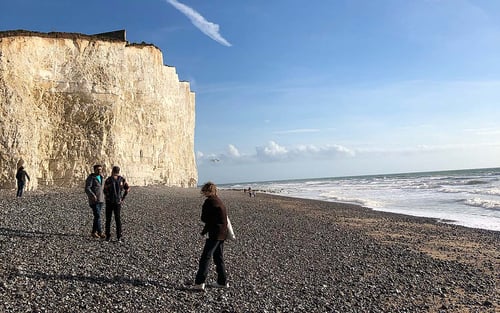 Steinstrand, Meer und blauer Himmel