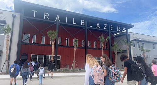 Trailblazers Highschool Gebäude