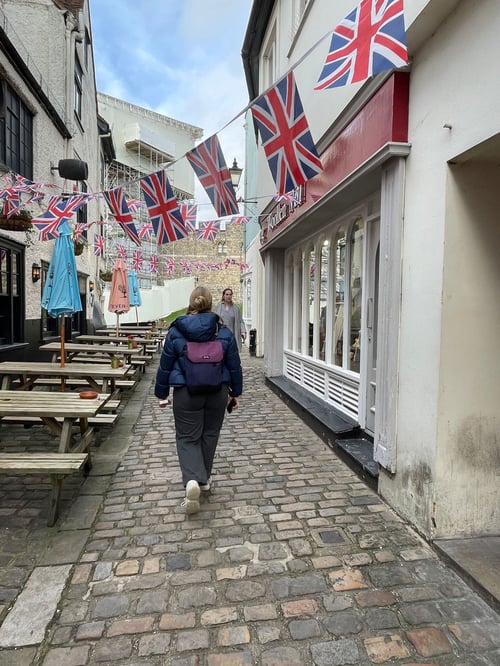 Eine Straße mit England Flaggen zwischen den Gebäuden