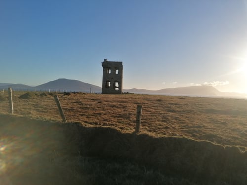Eine Landschaft mit einer Ruine