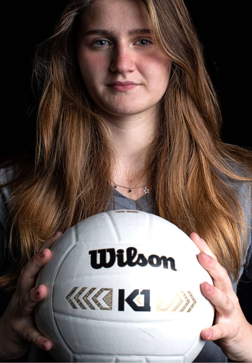 Mädchen mit einem Volleyball in der Hand