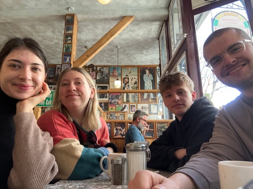 Vier Jugendliche in einem Restaurant