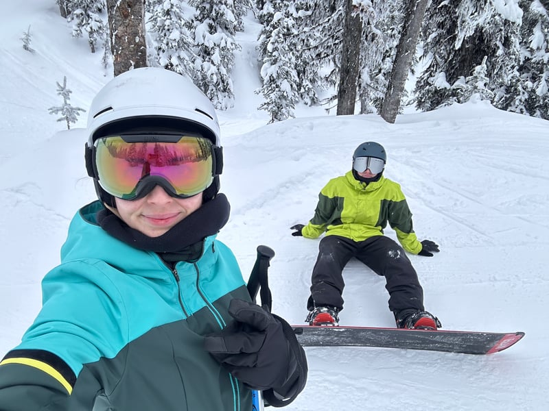 zwei Schüler beim Snowboarden in Kanada