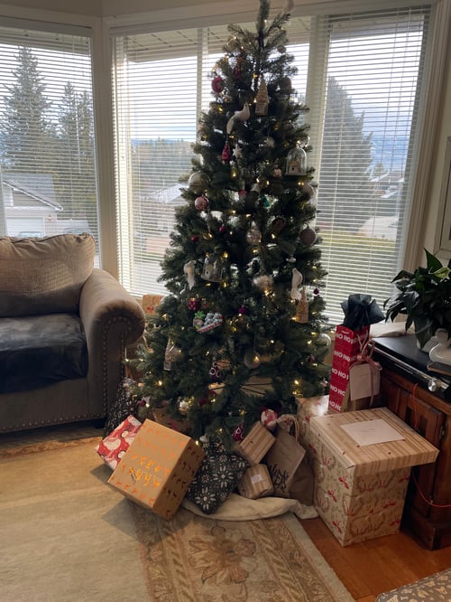 Geschmückter Weihnachtsbaum mit Geschenken