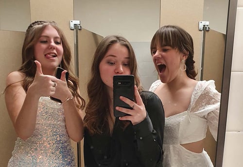 Drei Mädchen vor einem Badezimmerspiegel