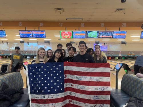 Amerikanische Flagge, die von Jugendlichen gehalten wird