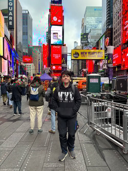 Ein Junge auf der Straße mit Hochhäusern