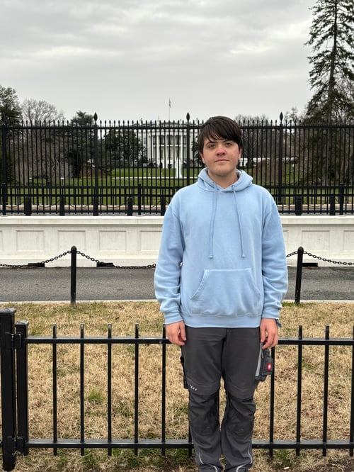 Junge mit Gebäude im Hintergrund