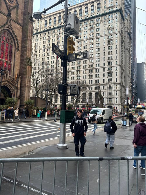 Ein Junge auf dem Bürgersteig neben einer Laterne