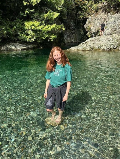 Ein Mädchen im Wasser