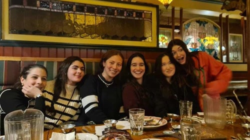 Mädchen am Essenstisch