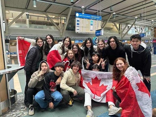 Eine Jugendgruppe mit Kanada Flaggen