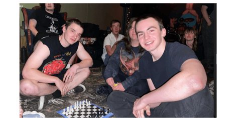 Jungs beim Schachspielen