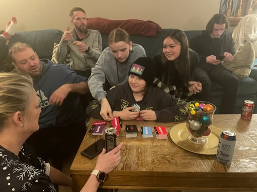 Jugendliche spielen Karten