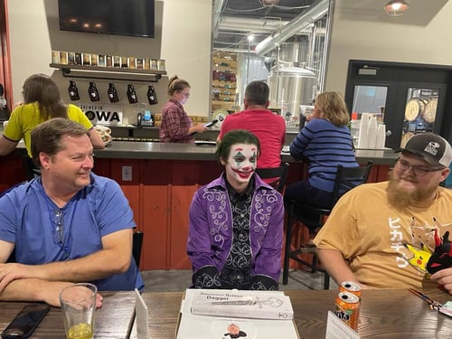 Ein geschminkter Clown am Tisch im Restaurant