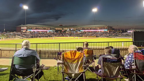 Baseball Spieler spielen auf dem Baseball Field mit Publikum