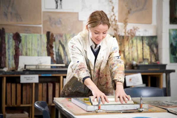 Schülerin bei kreativer Arbeit