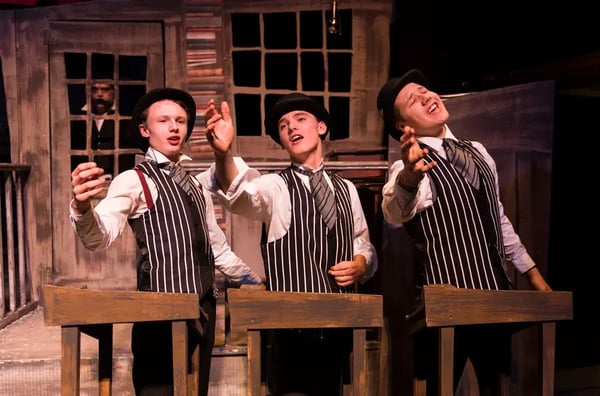 drei Schüler beim Theaterstück