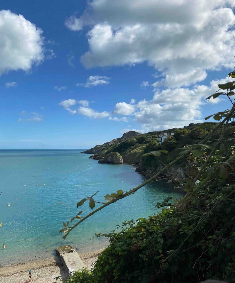 Ein Ausblick auf das türkise Meer in Irland