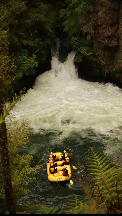 Wasser in einer Bucht mit Menschen auf einem Schlauchboot