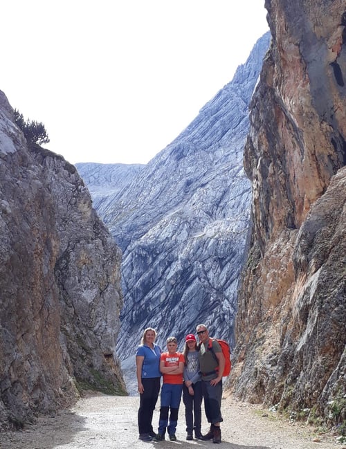 Familie zwischen Bergen
