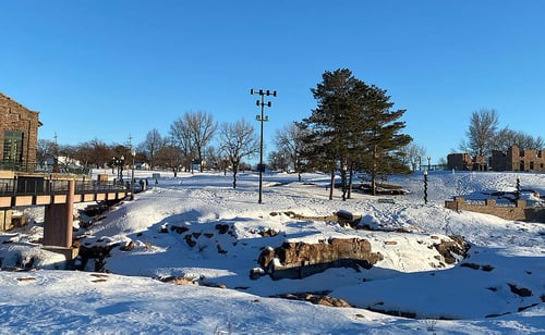 Schneebedeckte Wiese und Bäume