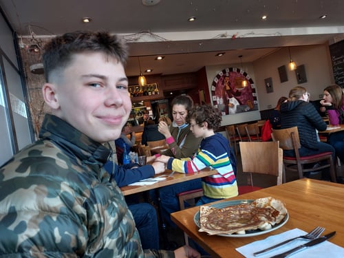 Ein Junge an einem Tisch im Restaurant