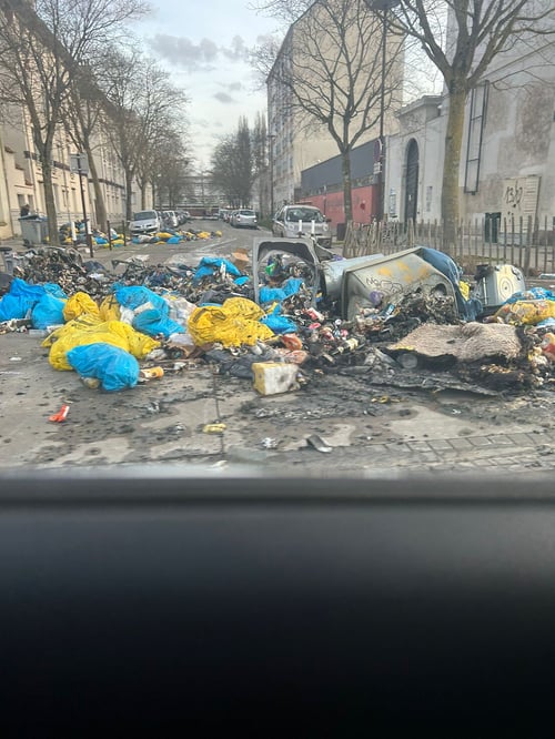 Müll auf einer Straße