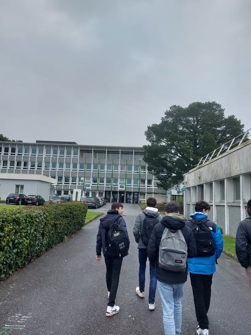 Schüler und Schulgebäude