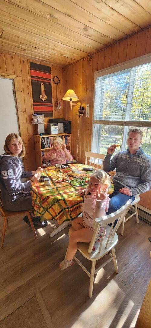 Familie am Essenstisch