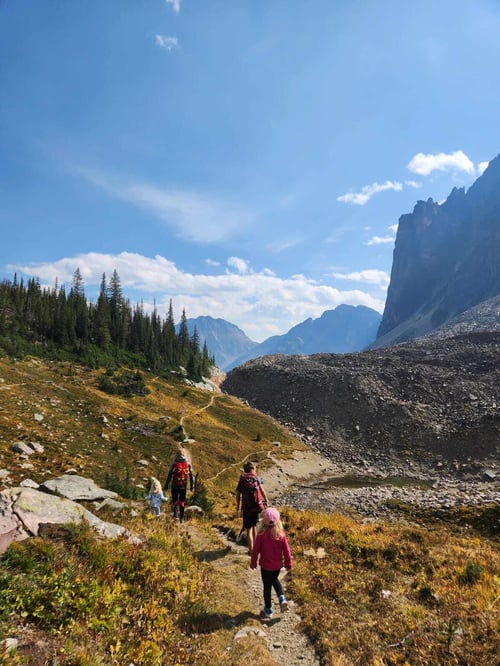 Drei Menschen wandern einen Berg hinauf
