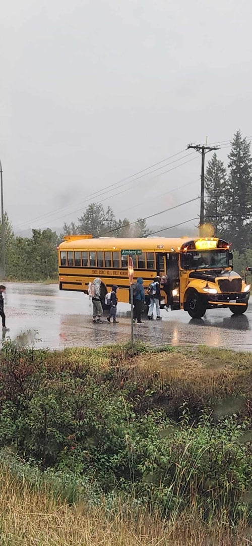 Gelber Schulbus im Regen