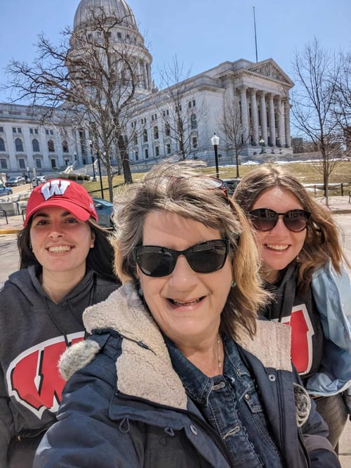 Ein Selfie von drei Frauen vor einem Gebäude