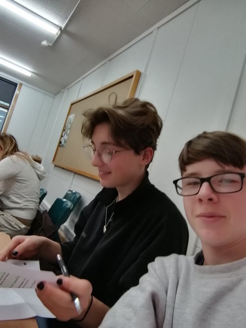 Zwei Jungs in einem Klassenraum