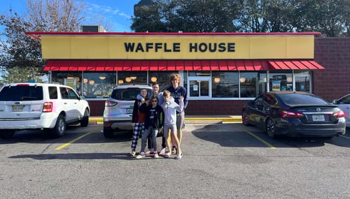 Fünf Teenager vor dem Waffle House