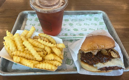 Burger, Pommes und Eistee