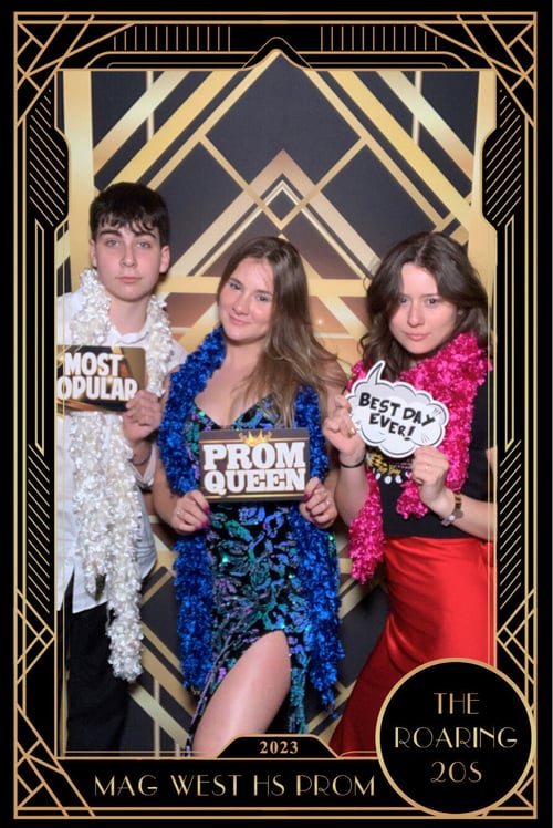 Drei Jugendliche in Prom Outfits