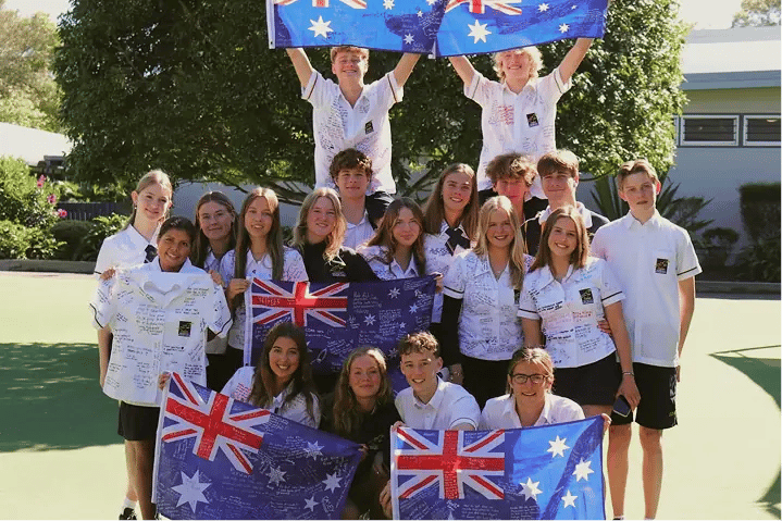 Gruppenbild Australien Schuluniform Flaggen