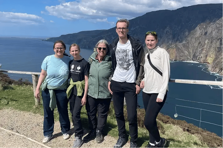 Gruppenbild Irland Gastfamilie Meer Kliff
