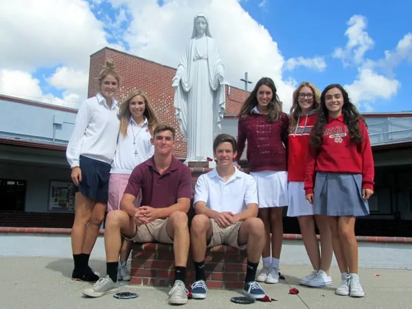 Gruppenbild USA vor christlicher Statue