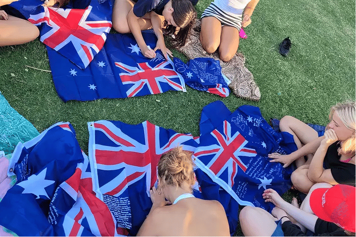 Gruppenfoto Australien Flaggen beschriften