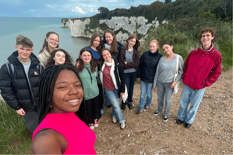 Gruppenfoto England Meer Kliff
