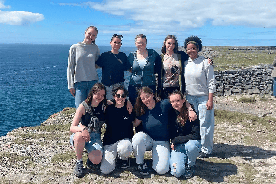 Gruppenfoto Irland Kliff Meer