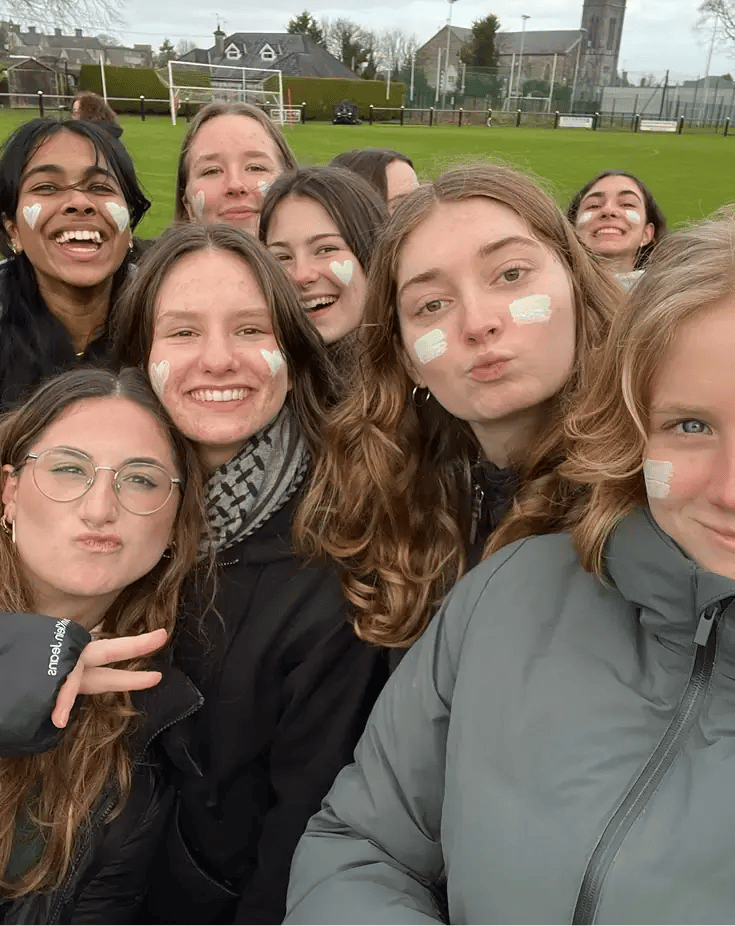 Gruppenfoto Irland Selfie Fußballfeld