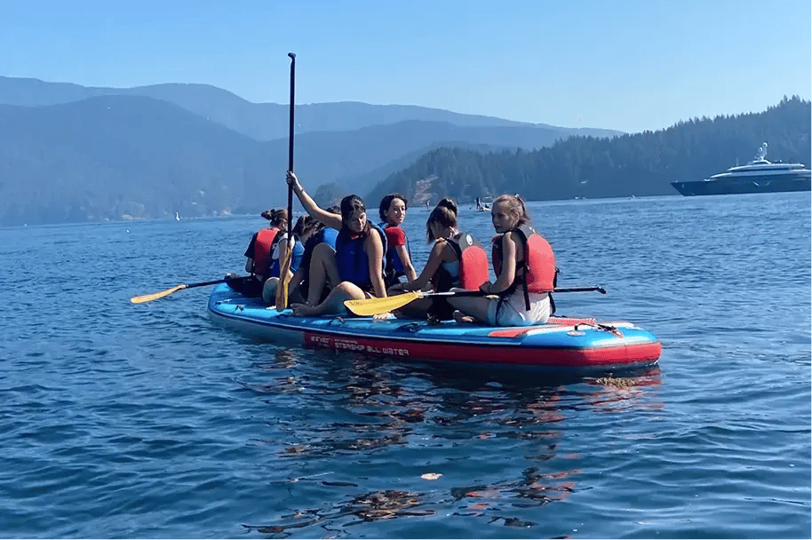 Gruppenfoto Kanda Paddelboot See