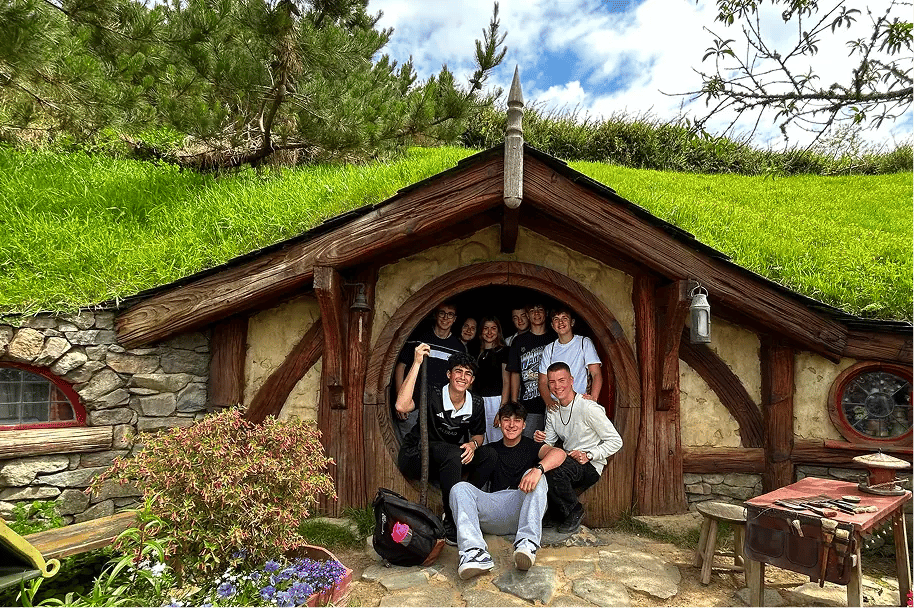 Gruppenfoto Neuseeland Hobbithaus