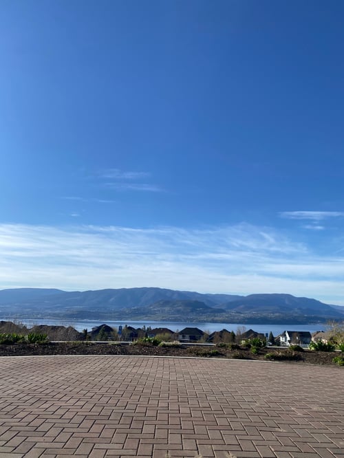 Ein See mit Bergen und Himmel