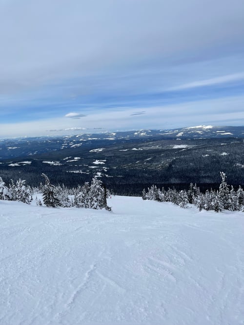 Auf einem Berg mit Schnee